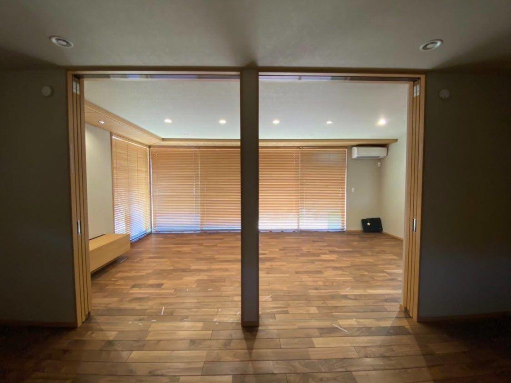 無垢床のウォルナットの写真（tokudomi邸）