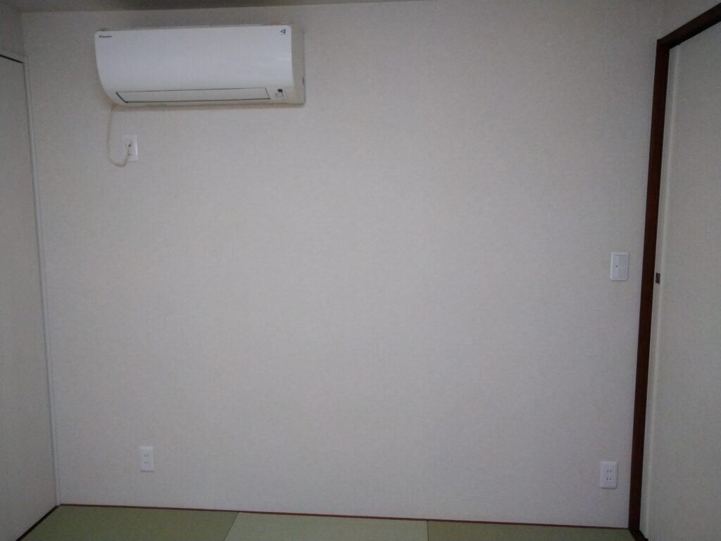 壁があることで照明スイッチ、コンセント、エアコンが設置できている（北側の壁）